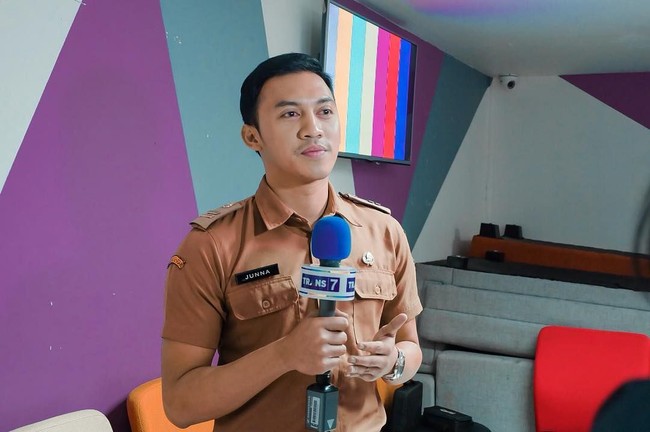 Kalau saya kebetulan di bagian pendataan tentang penyakit tidak menular. Jadi memang beberapa penyakit yang kadang-kadang kita suka lupa sebagai manusia harus cek kesehatan rutin. Kita sebagai masyarakat kadang nggak mau dan takut ketahuan penyakitnya apa jadi nggak diperiksa. Padahal itu efeknya sebenarnya sekarang banyak anak-anak di bawah 50 tahun udah kena jantung karena dia kurang screening pemeriksaan, ungkap Junna di acara Brownis Trans Tv. Foto: Instagram @junnaaditya_mr