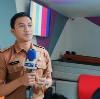 Kalau saya kebetulan di bagian pendataan tentang penyakit tidak menular. Jadi memang beberapa penyakit yang kadang-kadang kita suka lupa sebagai manusia harus cek kesehatan rutin. Kita sebagai masyarakat kadang nggak mau dan takut ketahuan penyakitnya apa jadi nggak diperiksa. Padahal itu efeknya sebenarnya sekarang banyak anak-anak di bawah 50 tahun udah kena jantung karena dia kurang screening pemeriksaan, ungkap Junna di acara Brownis Trans Tv. Foto: Instagram @junnaaditya_mr