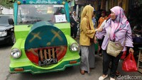 Sejumlah emak-emak menumpang odong-odong saat hadiri Deklarasi Gerakan Emas.