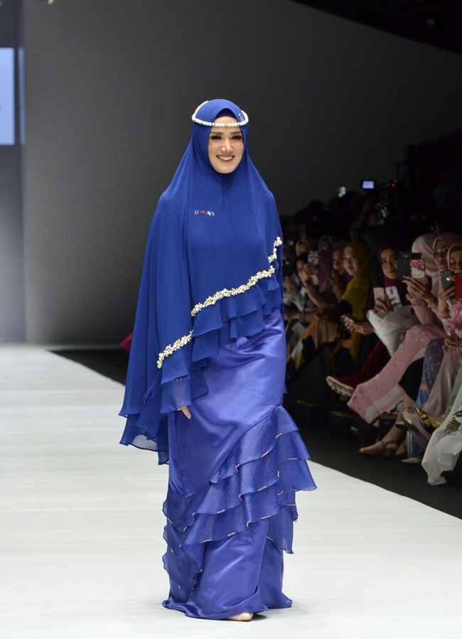 Mulan terlihat ceria selama berjalan di catwalk memeragakan koleksi busana syari Si.Se.Sa. Ini merupakan kali kedua Mulan tampil untuk Si.Se.Sa. Foto: dok.Juventus Wisnu