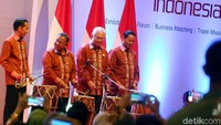 Presiden Joko Widodo (Jokowi) hari ini membuka acara Trade Expo Indonesia (TEI) yang ke-33. Pembukaan pameran itu dilakukan Jokowi secara simbolis dengan memukul gendang.