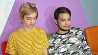 Reza SMASH dan Fabiola saat ditemui usai mengisi acara Rumpi: No Secret di Trans TV, Kapten Tendean, Jakarta Selatan pada Selasa (23/10). Pool/Ismail/detikFoto.