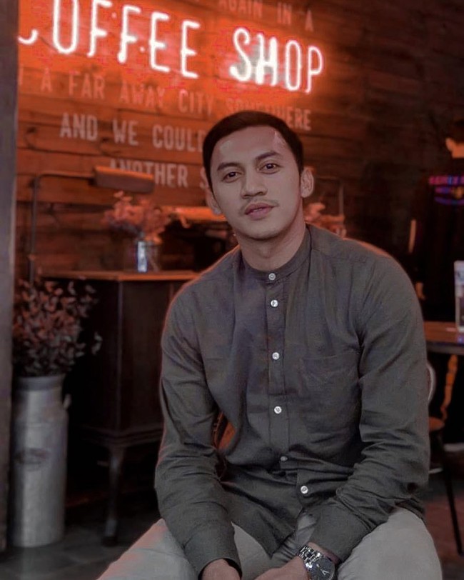 Junna merupakan PNS ganteng yang populer di media sosial dan memiliki jumlah pengikut 101 ribu lebih di Instagram. Foto: Instagram @junnaaditya_mr