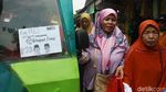 Rombongan Emak-emak Naik Odong-odong ke Deklarasi Gerakan Emas