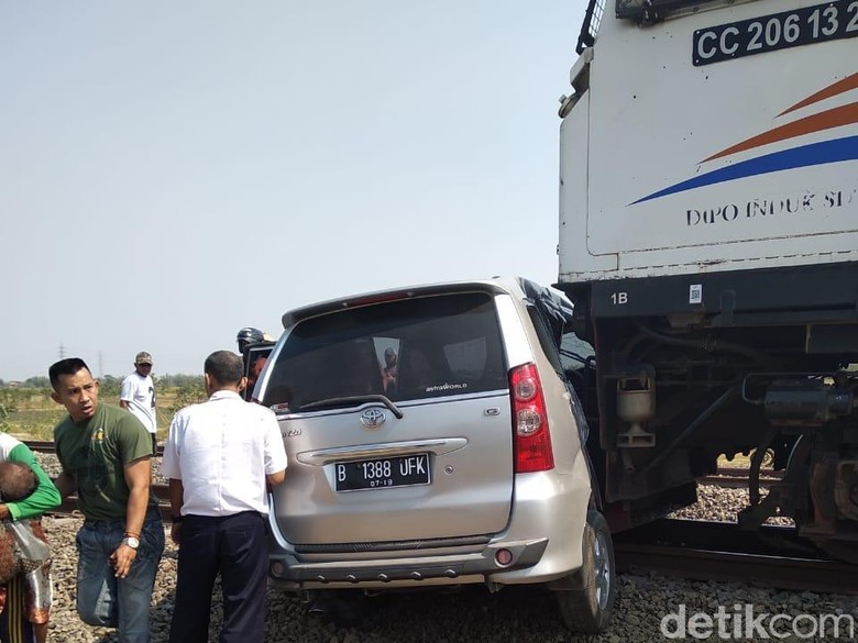  Mobil  Terseret KA Ranggajati di Nganjuk  5 Orang Luka