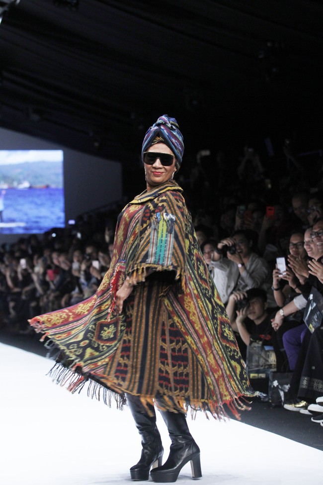 Susi menjadi penutup manis rangkaian 50 set busana yang dibawakan Anne Avantie dalam tajuk koleksi Badai Pasti Berlalu. Foto: Dok. Moh. Abduh/Wolipop