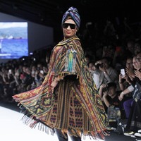 Susi menjadi penutup manis rangkaian 50 set busana yang dibawakan Anne Avantie dalam tajuk koleksi Badai Pasti Berlalu. Foto: Dok. Moh. Abduh/Wolipop