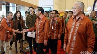Presiden Republik Indonesia Joko Widodo (tengah), Menteri Perdagangan Republik Indonesia Enggartiasto Lukita (kanan), didampingi Head of Corporate Communications PT HM Sampoerna Tbk. (Sampoerna) Inasanti Susanto (kedua kiri) dan Head of Regulatory Affairs & International Trade Sampoerna Jonathan Ng (kiri) mengunjungi Paviliun Sampoerna pada Trade Expo Indonesia ke-33 di ICE BSD City, Tangerang, Banten, Rabu (24/10/2018).