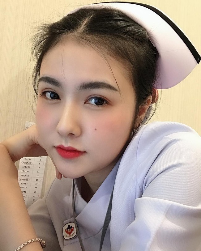 Parasnya yang cantik membuat perawat bernama lengkap May Pimchanok Chumpuchai jadi heboh di jagat maya.  Foto: Instagram @maypimm