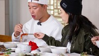 Duh, satu buah tteokbokki aja berebutan. Padahal Ji Hyo udah ambil tteokbokkinya duluan, lho. Jadi kangen nggak sama Monday Couple ini? Foto: Soompi