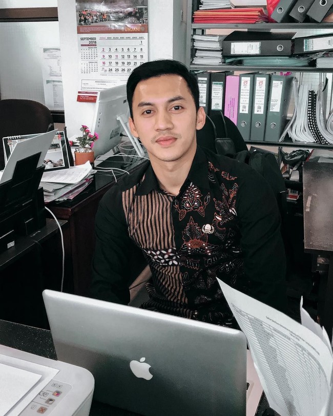 Kan kalau di Dinkes itu macam-macam ya. Jadi saya di bagian pendataan dan kadang-kadang penyuluhan juga. Langsung terjun ke masyarakat langsung, ke puskesmas di wilayah Kabupaten Bandung Barat, imbuh Junna. Foto: Instagram @junnaaditya_mr