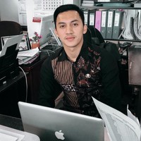 Kan kalau di Dinkes itu macam-macam ya. Jadi saya di bagian pendataan dan kadang-kadang penyuluhan juga. Langsung terjun ke masyarakat langsung, ke puskesmas di wilayah Kabupaten Bandung Barat, imbuh Junna. Foto: Instagram @junnaaditya_mr