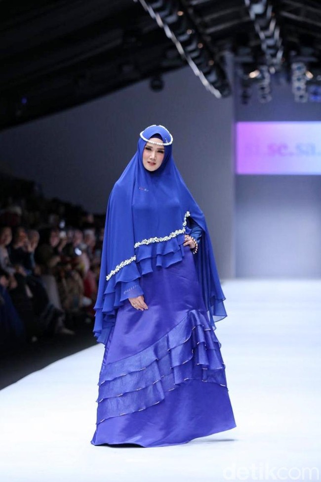 Selain itu, busana syari juga memiliki banyak fans. Lebel fashion Si.Se.Sa berhasil membawa muse populer seperti Mulan Jameela. Desainnya masih tak jauh berbeda, aksen ruffle dan layering, hanya diperkuat dengan pola yang lebih rapi dan cantik. Foto: Ismail/detikFoto
