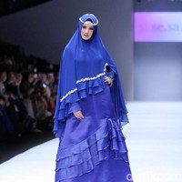 Selain itu, busana syari juga memiliki banyak fans. Lebel fashion Si.Se.Sa berhasil membawa muse populer seperti Mulan Jameela. Desainnya masih tak jauh berbeda, aksen ruffle dan layering, hanya diperkuat dengan pola yang lebih rapi dan cantik. Foto: Ismail/detikFoto