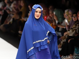 Foto: Beda Gaya Mulan Jameela dan Maia Estianty Saat Eksis di Catwalk