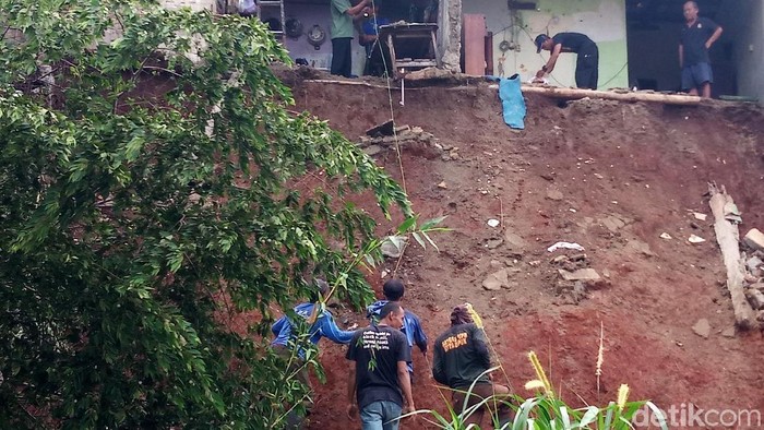 1 Rumah di Depok Diterjang Longsor