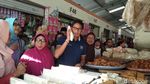 Adu Gaya Jokowi vs Sandiaga Blusukan ke Pasar