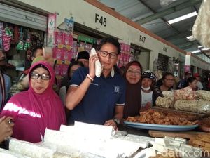 Blusukan di Pasar Projosari, Sandiaga Belanja Tempe dan Peyek