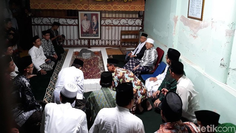 Awali Safari ke Solo, Maruf Amin Ziarah ke Makam Ulama Sepuh Awali Safari ke Solo, Maruf Amin Ziarah ke Makam Ulama Sepuh