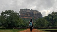 Begini gayanya saat berada di Sigiriya Rock, Sri Lanka. (archanaakilkumar/Instagram)