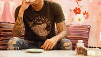 Jika sedang tidak sibuk syuting acara MTMA, Marshall lebih suka nongkrong di kafe, sambil menyesap secangkir kopi kesukaannya. Foto: Instagram @marshallsastra