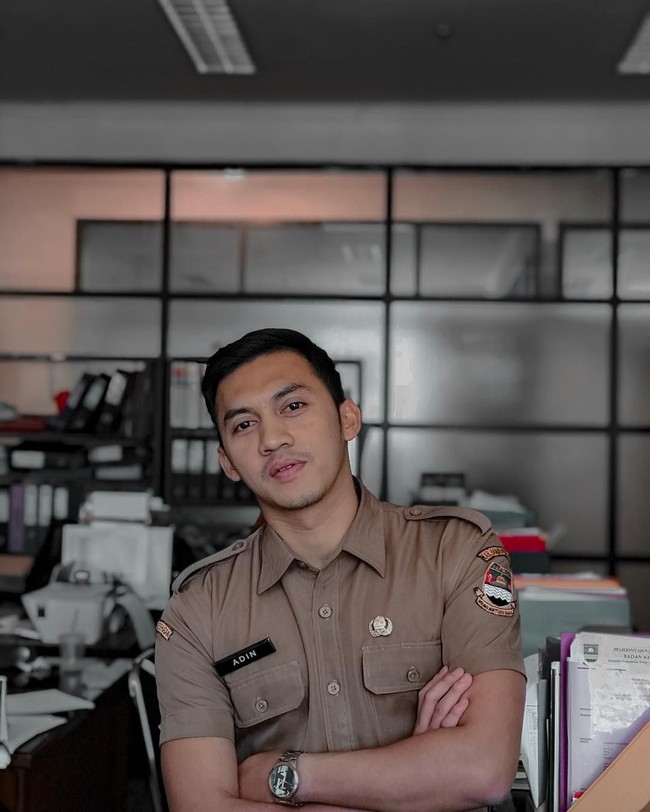 Kenalan dengan Junna Aditya, Pegawai Negeri Sipil (PNS) yang jadi perbincangan karena memiliki paras rupawan. Foto: Instagram @junnaaditya_mr