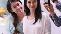 Di sela-sela syuting, tetap bisa narsis, ya. Mana sambil memegang sebilah pisau dan sayuran hijau. Ada ada aja, ya. Foto: 24h  