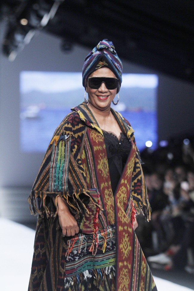 Menteri Kelautan dan Perikanan Susi Pudjiastuti membuat kehebohan ketika ia tampil sebagai model fashion show Anne Avantie di Jakarta Fashion Week 2019.  Foto: Dok. Moh. Abduh/Wolipop