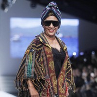Menteri Kelautan dan Perikanan Susi Pudjiastuti membuat kehebohan ketika ia tampil sebagai model fashion show Anne Avantie di Jakarta Fashion Week 2019.  Foto: Dok. Moh. Abduh/Wolipop