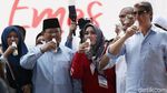 Momen Prabowo Minum Susu di Deklarasi Gerakan Emas