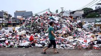 Begini penampakan gunungan sampah di kawasan Krukut, Tamansari, Jakarta Barat, Rabu (24/10/2018).