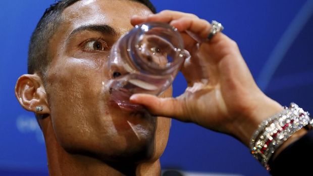 Cristiano Ronaldo memakai jam tangan bertabur berlian. (