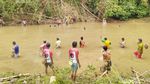 Foto: Jagoan! Tradisi Tangkap Ikan Pakai Tangan Kosong di Ciamis