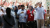 Sejumlah warga juga minum susu bareng Eks Danjen Kopassus tersebut.