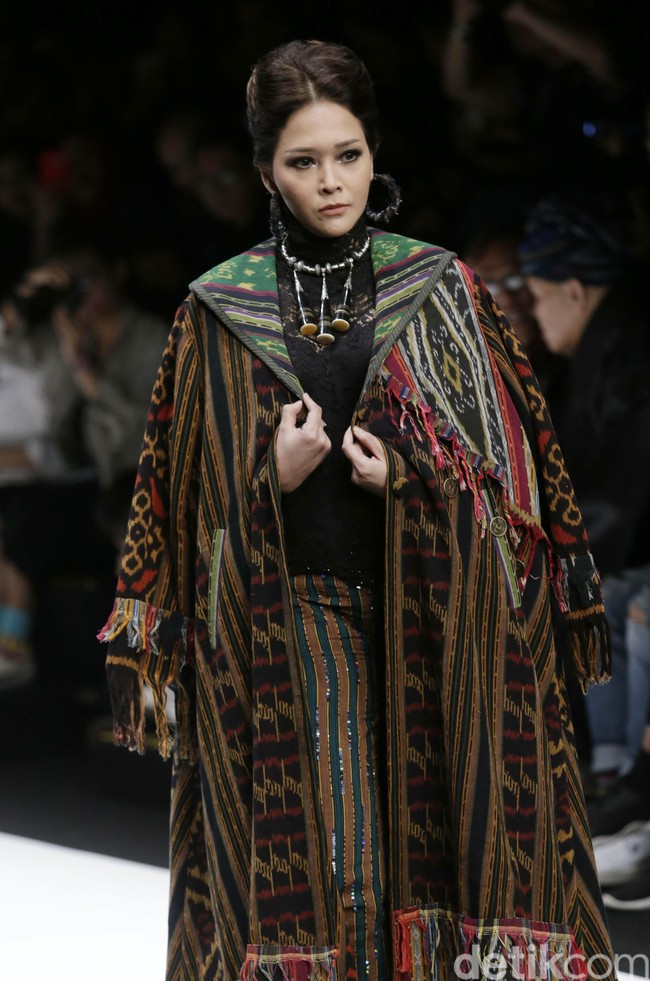 Maia Estianty menjadi publik figur berikutnya yang naik ke atas catwalk fashion show Anne Avantie yang digelar di Jakarta Fashion Week 2019, Selasa (23/10/2019). Seperti Menteri Susi, Maia juga memakai outer panjang dari kain tenun. Foto: Palevi S/detikFoto