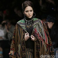 Maia Estianty menjadi publik figur berikutnya yang naik ke atas catwalk fashion show Anne Avantie yang digelar di Jakarta Fashion Week 2019, Selasa (23/10/2019). Seperti Menteri Susi, Maia juga memakai outer panjang dari kain tenun. Foto: Palevi S/detikFoto