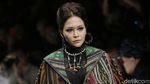 Maia Estianty dan Mulan Jameela Beraksi di JFW 2019