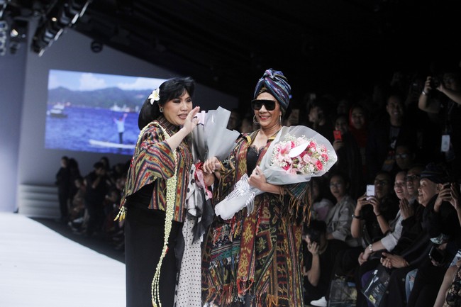 Susi bersama sang desainer, Anne Avantie. Saya sedang bantu-bantu untuk Palu dan Donggala. Karena bu Anne mau kasih kapal, saya mau jalan, ungkap Susi seusai show. Foto: Dok. Moh. Abduh/Wolipop
