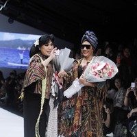 Susi bersama sang desainer, Anne Avantie. Saya sedang bantu-bantu untuk Palu dan Donggala. Karena bu Anne mau kasih kapal, saya mau jalan, ungkap Susi seusai show. Foto: Dok. Moh. Abduh/Wolipop