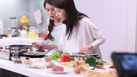 Udah kaya koki beneran belum? Begini potret Ji Hyo saat tengah menjalani syuting iklan. Foto: 24h  