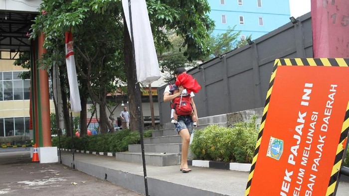 Pemerintah Kota Jakarta Timur memasang plang dan stiker atas penunggakan Pajak PBB-P2 di 150 tempat dengan nilai tunggakan hingga Rp 43 miliar.