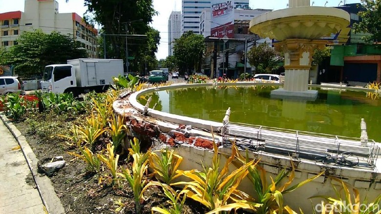 Ini Penampakan Air Mancur Jalan Pemuda Yang Ditabrak Mobil