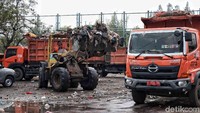 Alat berat menurunkan sampah dari atas truk di tempat yang akan dijadikan sebagai Intermediate Treatment Facility (ITF).