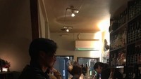 Pembawa acara berusia 33 tahun ini, menarik perhatian dengan wajah tampannya. Begini pose tampannya saat menikmati segelas whiski di Jepang. Foto: Instagram @marshallsastra