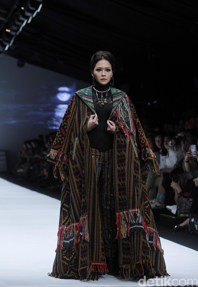 Pada Selasa (23/10/2018) malam giliran Maia Estianty yang eksis di catwalk yang sama dengan Mulan sebelumnya. Hanya saja Maia tampil berlenggak-lenggok di catwalk untuk desainer Anne Avantie. Foto: Mohammad Abduh/Wolipop