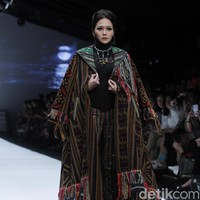 Pada Selasa (23/10/2018) malam giliran Maia Estianty yang eksis di catwalk yang sama dengan Mulan sebelumnya. Hanya saja Maia tampil berlenggak-lenggok di catwalk untuk desainer Anne Avantie. Foto: Mohammad Abduh/Wolipop