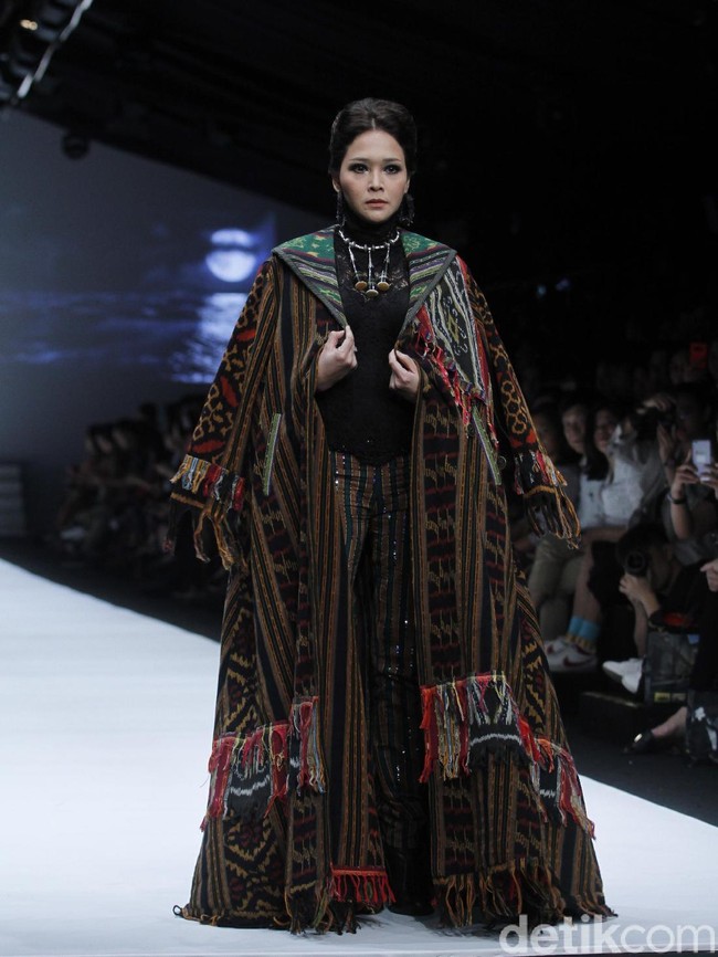 Inilah penampilan Maia Estianty saat beraksi di fashion show Badai Pasti Berlalu oleh Anne Avantie di Jakarta Fashion Week 2019. Dengan tatapan tajam, ia melangkah bak model dalam balutan jubah tenun. (Foto: Mohammad Abduh/Wolipop)