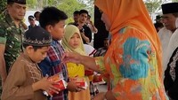 Menggelar silaturahmi dengan anak yatim, Neneng terlihat sibuk membagikan makanan sambil menyalami anak-anak. Foto: instagram @nenenghasanahyasin