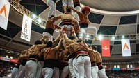 Anak-anak yang ingin ikut serta dalam kompetisi ini memiliki peraturan diwajibkan menggunakan helm untuk menjaga keselamatan selama membuat menara manusia. David Ramos/Getty Images.
