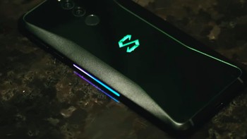 Seperti Razer Phone 2, Black Shark Helo punya RGB LED yang bisa gonta-ganti warna. Hanya saja tidak hanya di logo, Xiaomi turut menyematkan RGB LED di pinggiran bodi sisi kanan dan kiri. Foto: Xiaomi Today
